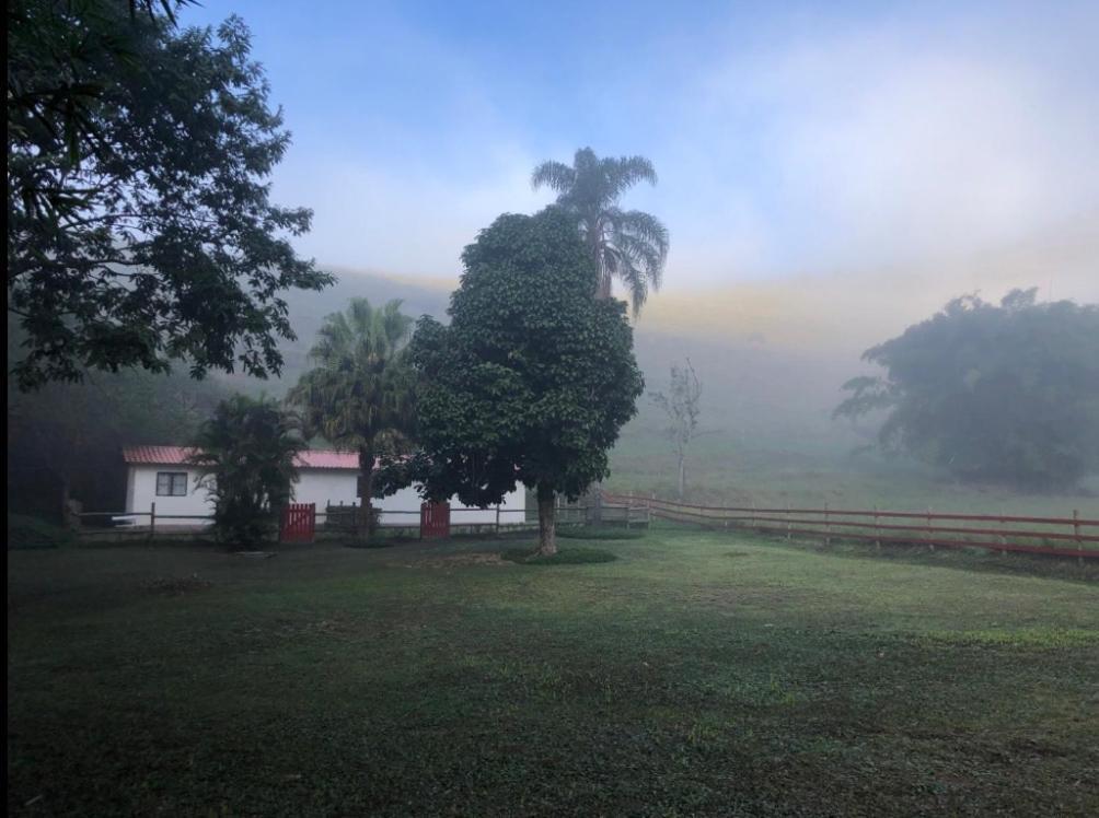 Vivenda Dos Guaranys -Um Projeto Ecologico - Casa Villa Conservatória Buitenkant foto